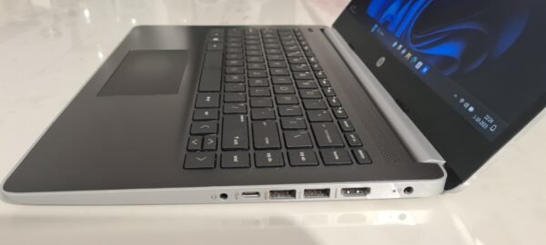 HP 14s-dq1953nd laptop i5 10th / 8gb / 256 SSD