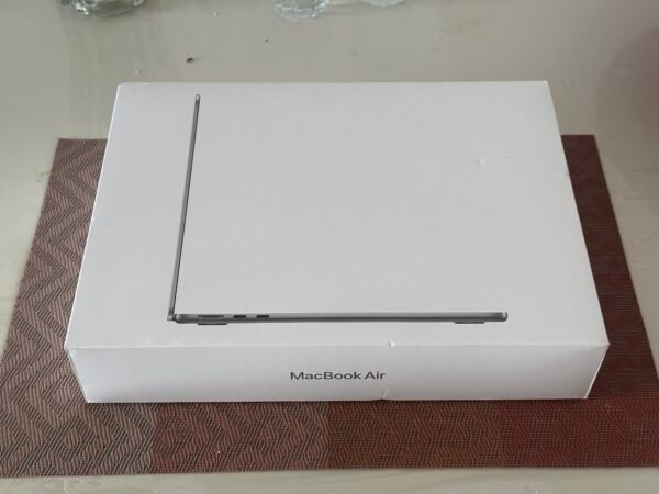MacBook Air 13 2024 M3 /8 Ram /256 SSD/ 100% batterij/ 5 cycli