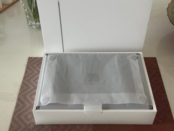 MacBook Air 13 2024 M3 /8 Ram /256 SSD/ 100% batterij/ 5 cycli