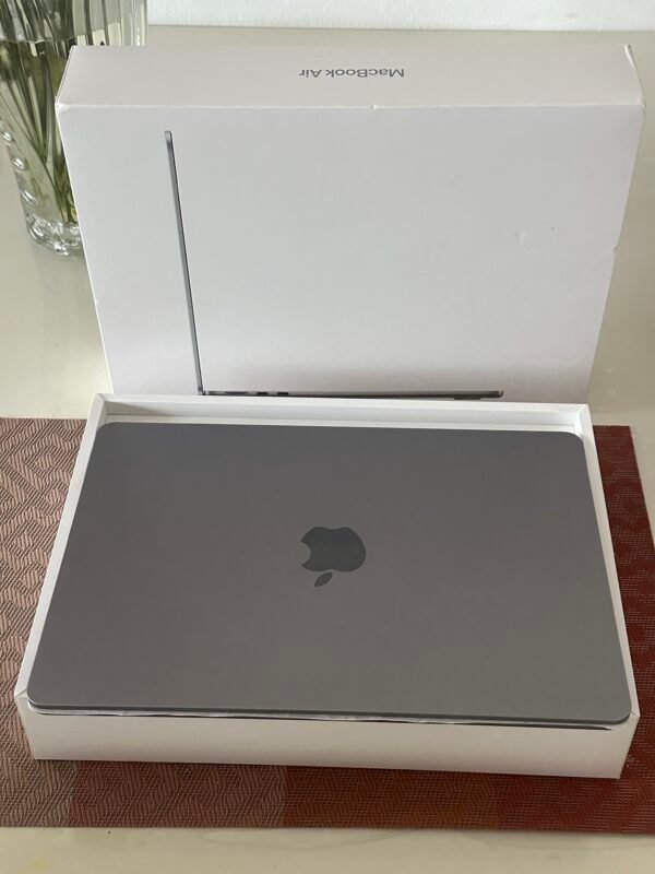 MacBook Air 13 2024 M3 /8 Ram /256 SSD/ 100% batterij/ 5 cycli