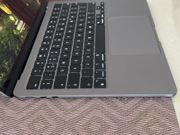 MacBook Air 13 2024 M3 /8 Ram /256 SSD/ 100% batterij/ 5 cycli